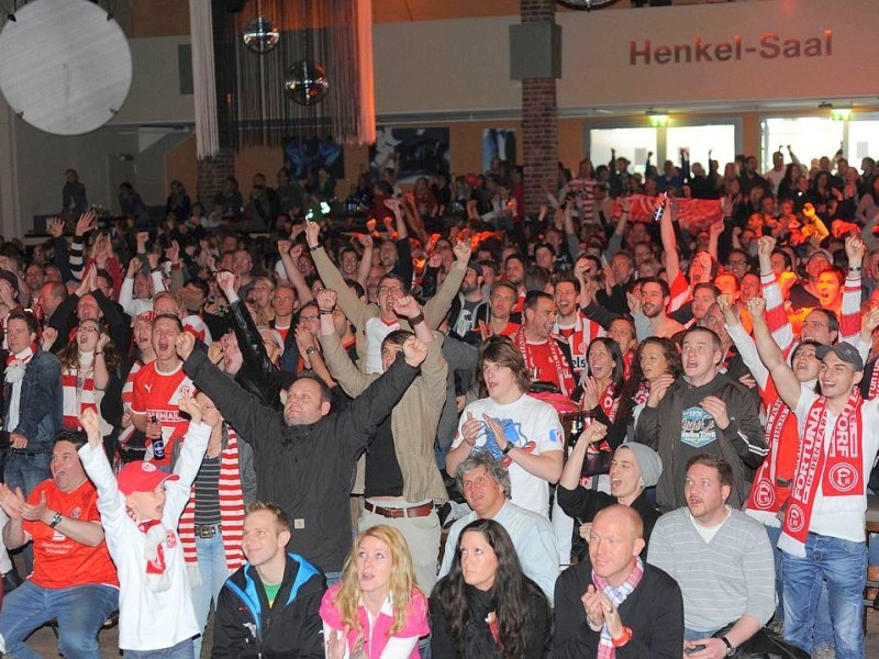 Public-Viewing im Henkel-Saal in der Düsseldorfer Altstadt.