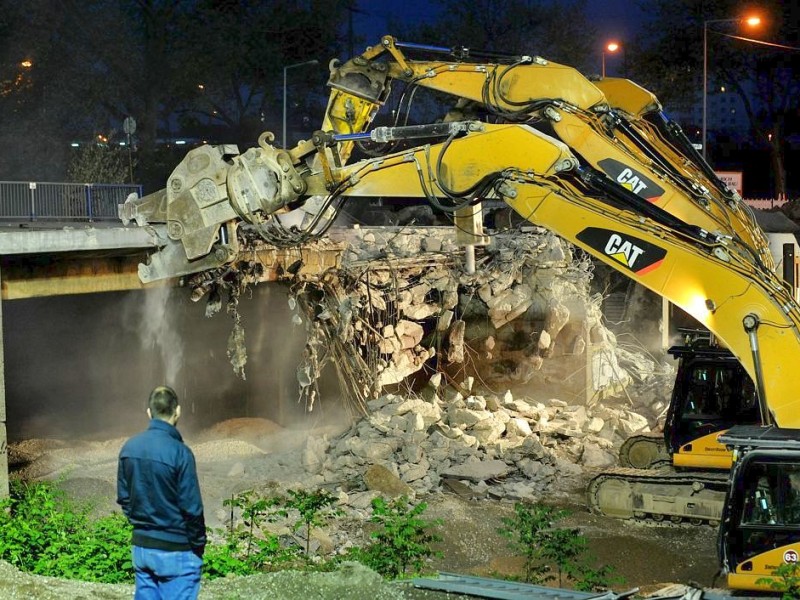 Am Freitag, den 11.05.2012 beginnen am Abend die Abrissarbeiten der beiden alten Brücken im Mercatorkreisel in Duisburg - Mitte. Im Rahmen des sechsspurigen Ausbaus der Autobahn A 59 wird auch der Verteiler umgestaltet. Für die Arbeiten ist die Autobahn von Freitag Abend bis vorraussichtlich Sonntag komplett gesperrt. Solange bis die neue Brücke wieder gebaut ist, ist eine Behelfsbrücke gebaut worden. Im Foto: Die Bagger arbeiten die ganze Nacht durchFoto: Stephan Eickershoff/WAZFotoPool