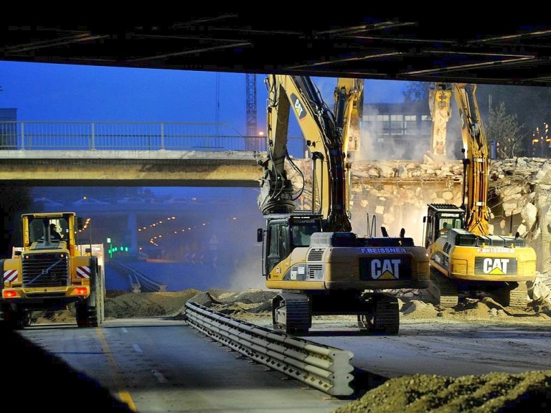 Am Freitag, den 11.05.2012 beginnen am Abend die Abrissarbeiten der beiden alten Brücken im Mercatorkreisel in Duisburg - Mitte. Im Rahmen des sechsspurigen Ausbaus der Autobahn A 59 wird auch der Verteiler umgestaltet. Für die Arbeiten ist die Autobahn von Freitag Abend bis vorraussichtlich Sonntag komplett gesperrt. Solange bis die neue Brücke wieder gebaut ist, ist eine Behelfsbrücke gebaut worden. Im Foto: Die Bagger arbeiten die ganze Nacht durchFoto: Stephan Eickershoff/WAZFotoPool