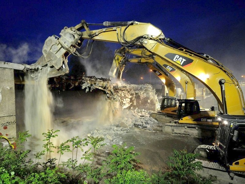 Am Freitag, den 11.05.2012 beginnen am Abend die Abrissarbeiten der beiden alten Brücken im Mercatorkreisel in Duisburg - Mitte. Im Rahmen des sechsspurigen Ausbaus der Autobahn A 59 wird auch der Verteiler umgestaltet. Für die Arbeiten ist die Autobahn von Freitag Abend bis vorraussichtlich Sonntag komplett gesperrt. Solange bis die neue Brücke wieder gebaut ist, ist eine Behelfsbrücke gebaut worden. Im Foto: Die Bagger arbeiten die ganze Nacht durchFoto: Stephan Eickershoff/WAZFotoPool