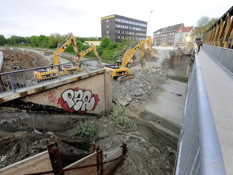 Am Samstag, den 12.05.2012 reissen die Bagger am frühen Morgen die letzten Brückenteile im Zuge der Abrissarbeiten der beiden alten Brücken im Mercatorkreisel in Duisburg - Mitte ab. Im Rahmen des sechsspurigen Ausbaus der Autobahn A 59 wird auch der Verteiler umgestaltet. Für die Arbeiten ist die Autobahn von Freitag Abend bis vorraussichtlich Sonntag komplett gesperrt. Solange bis die neue Brücke wieder gebaut ist, ist eine Behelfsbrücke gebaut worden. Foto: Stephan Eickershoff/WAZFotoPool