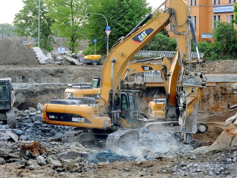 Am Samstag, den 12.05.2012 reissen die Bagger am frühen Morgen die letzten Brückenteile im Zuge der Abrissarbeiten der beiden alten Brücken im Mercatorkreisel in Duisburg - Mitte ab. Im Rahmen des sechsspurigen Ausbaus der Autobahn A 59 wird auch der Verteiler umgestaltet. Für die Arbeiten ist die Autobahn von Freitag Abend bis vorraussichtlich Sonntag komplett gesperrt. Solange bis die neue Brücke wieder gebaut ist, ist eine Behelfsbrücke gebaut worden. Foto: Stephan Eickershoff/WAZFotoPool