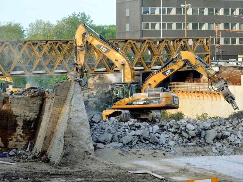 Am Samstag, den 12.05.2012 reissen die Bagger am frühen Morgen die letzten Brückenteile im Zuge der Abrissarbeiten der beiden alten Brücken im Mercatorkreisel in Duisburg - Mitte ab. Im Rahmen des sechsspurigen Ausbaus der Autobahn A 59 wird auch der Verteiler umgestaltet. Für die Arbeiten ist die Autobahn von Freitag Abend bis vorraussichtlich Sonntag komplett gesperrt. Solange bis die neue Brücke wieder gebaut ist, ist eine Behelfsbrücke gebaut worden. Foto: Stephan Eickershoff/WAZFotoPool