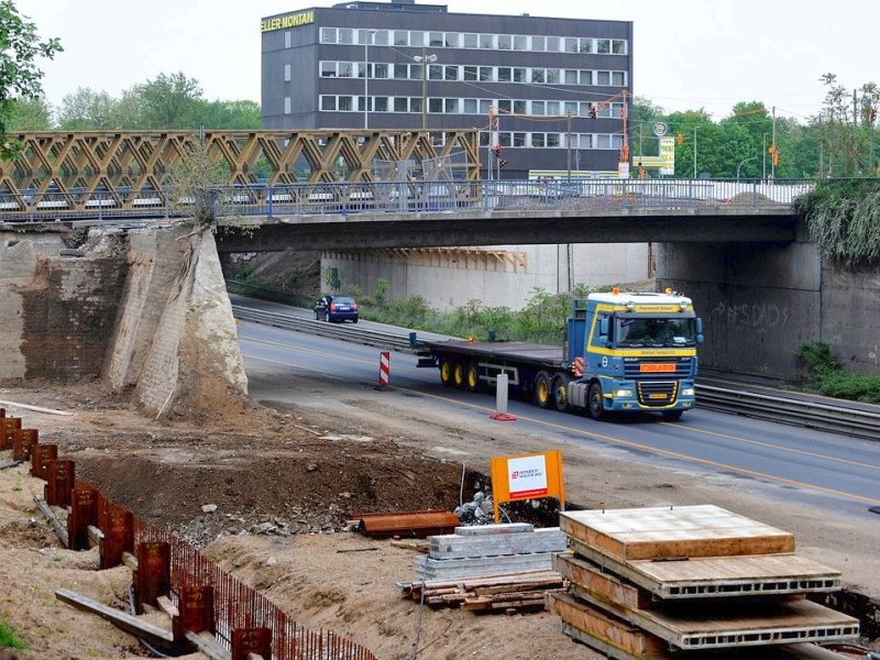 Am Freitag, den 11.05.2012 beginnen am Abend die Abrissarbeiten der beiden alten Brücken im Mercatorkreisel in Duisburg - Mitte. Im Rahmen des sechsspurigen Ausbaus der Autobahn A 59 wird auch der Verteiler umgestaltet. Für die Arbeiten ist die Autobahn von Freitag Abend bis vorraussichtlich Sonntag komplett gesperrt. Solange bis die neue Brücke wieder gebaut ist, ist eine Behelfsbrücke gebaut worden. Im Foto: Gegen 19 Uhr stehen die Brücken nochFoto: Stephan Eickershoff/WAZFotoPool