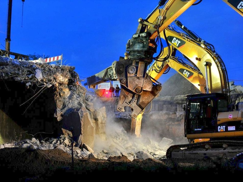 Am Freitag, den 11.05.2012 beginnen am Abend die Abrissarbeiten der beiden alten Brücken im Mercatorkreisel in Duisburg - Mitte. Im Rahmen des sechsspurigen Ausbaus der Autobahn A 59 wird auch der Verteiler umgestaltet. Für die Arbeiten ist die Autobahn von Freitag Abend bis vorraussichtlich Sonntag komplett gesperrt. Solange bis die neue Brücke wieder gebaut ist, ist eine Behelfsbrücke gebaut worden. Im Foto: Die Bagger arbeiten die ganze Nacht durchFoto: Stephan Eickershoff/WAZFotoPool