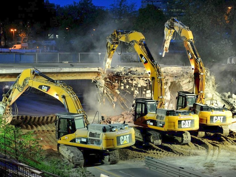 Am Freitag, den 11.05.2012 beginnen am Abend die Abrissarbeiten der beiden alten Brücken im Mercatorkreisel in Duisburg - Mitte. Im Rahmen des sechsspurigen Ausbaus der Autobahn A 59 wird auch der Verteiler umgestaltet. Für die Arbeiten ist die Autobahn von Freitag Abend bis vorraussichtlich Sonntag komplett gesperrt. Solange bis die neue Brücke wieder gebaut ist, ist eine Behelfsbrücke gebaut worden. Im Foto: Die Bagger arbeiten die ganze Nacht durchFoto: Stephan Eickershoff/WAZFotoPool