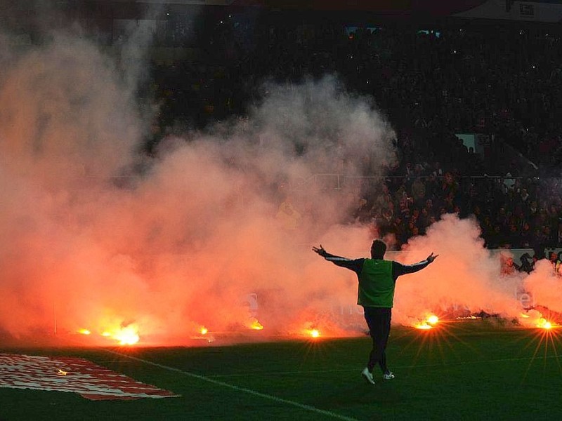 Berliner Fans warfen bengalische Feuer auf den Platz.