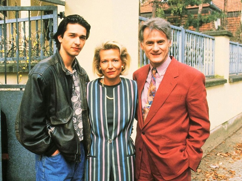 Die Urbesetzung: Eine (noch) glückliche Familie Richter mit Sohn Heiko (Andreas Elsholz, li.), Mutter Vera (Angela Neumann) und Vater Clemens (Frank-Thomas Mende).