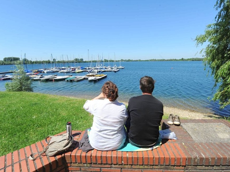 Am Freitag, 25.05.2012, blickt ein Paar auf die Xantener Nordsee. Bei schönem Wetter hat sich das Paar auf einer Mauer in Xanten zu einem Picknick niedergelassen.  Foto : Markus Weißenfels / WAZ FotoPool