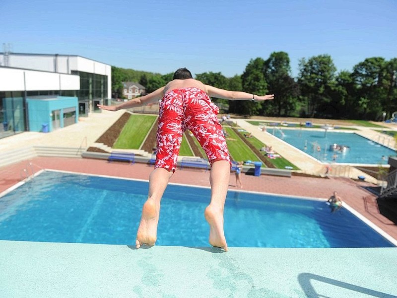 Am Freitag 25.04.2012 um 14:00 Uhr wurde das Freibad Pappelsee an der Bertastrasse in Kamp-Lintort eroeffnet.Foto: Markus Joosten / WAZ FotoPool