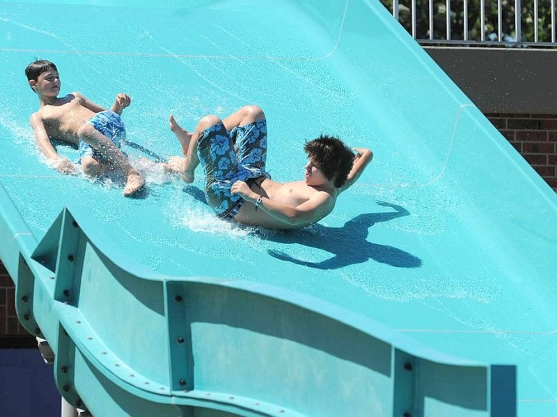 Am Freitag 25.04.2012 um 14:00 Uhr wurde das Freibad Pappelsee an der Bertastrasse in Kamp-Lintort eroeffnet.Foto: Markus Joosten / WAZ FotoPool