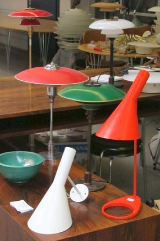 ...frühe Tischleuchten-Entwürfe von Arne Jacobsen, Poul Henningsen und eine Schale von Wilhelm Kage...