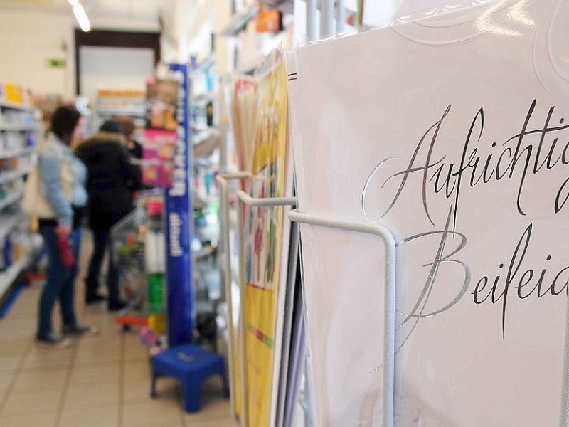 Der Ausverkauf in den Filialen der insolventen Drogeriemarktkette Schlecker soll bis zum 29.06.2012 laufen. In zwei Dortmunder Filialen an der Kampstraße und an der Kuckelke rechnen die Filialleiterinnen am 11.06.2012 jedoch damit, dass der Kundenansturm auf die preisreduzierten Artikel zu einer früheren Schleißung der Geschäfte führen wird.Im Bild: Filiale an der Kampstraße