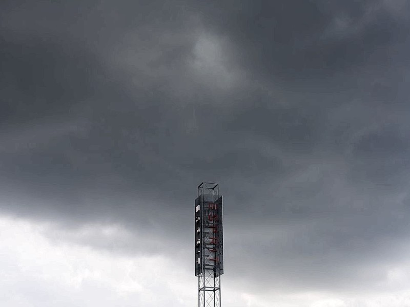 ...Mit einem 40 Meter hohen Werbemast macht das Unternehmen auf das Center aufmerksam, das zudem unmittelbar an der S-Bahnstrecke Düsseldorf-Essen liegt...