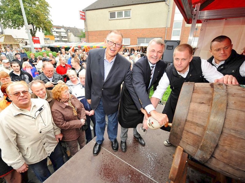 ... das Repräsentieren zu üben, etwa auf der Beecker Kirmes (2010) oder im ...