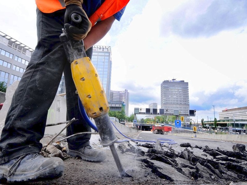 Muskeleinsatz: Nicht nur mit schwerem Gerät, sondern auch ganz klassisch mit dem Presslufthammer werden die Bauarbeiten auf der gesperrten A40 derzeit voran getrieben, wie hier  beim Freilegen der Fahrbahnübergänge.Foto: Kerstin Kokoska/WAZ  FotoPoolEssen