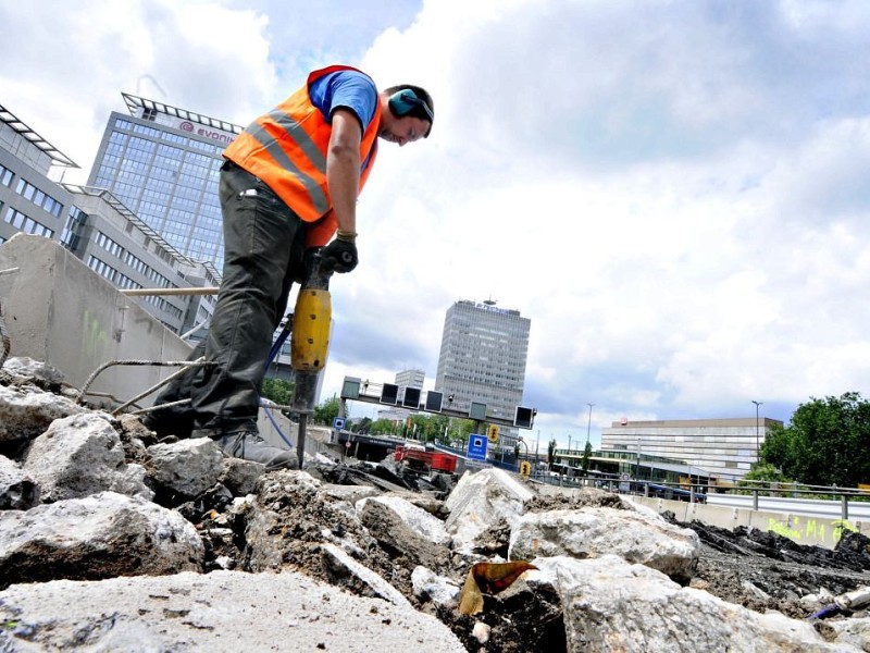 Die Baustellen-Verantwortlichen zeigen sich froh über die Regentage im Juli. Dadurch sei nämlich die Staubentwicklung, die bei den Bauarbeiten unweigerlich entsteht, besser zu kontrollieren. Hier scheint ausnahmsweise mal die Sonne.Foto: Kerstin Kokoska/WAZ  FotoPoolEssen