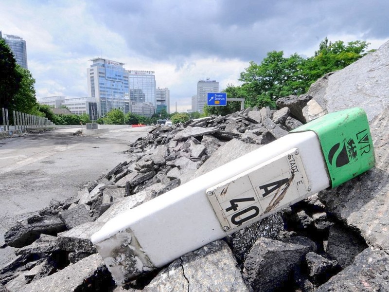 Wäre die Autobahn derzeit nicht ohnehin gesperrt, bräuchte es einen geländegängigen Jeep um beschwerdefrei über die Stadtautobahn zu kommen.Foto: Kerstin Kokoska/WAZ  FotoPoolEssen