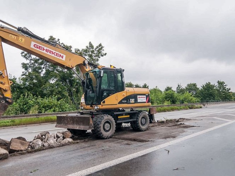 Doppelte Sperrung: Seit dem 14. Juli ist auch in Mülheim die A40 dicht. Zwischen Mülheim-Heißen und dem Kreuz Kaiserberg in Duisburg wird 14 Tage lang Flüsterasphalt verlegt.Foto: Christoph Wojtyczka / WAZ FotoPool