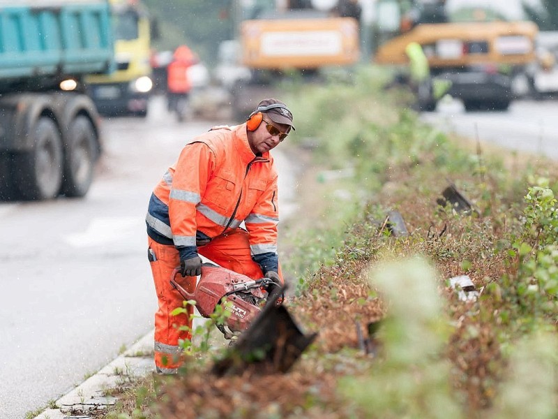 Da fliegen die Späne: Auch Motorsägen kommen bei der Arbeit zum Einsatz, wenn störende Baumstümpfe im Weg sind.Foto: Christoph Wojtyczka / WAZ FotoPool