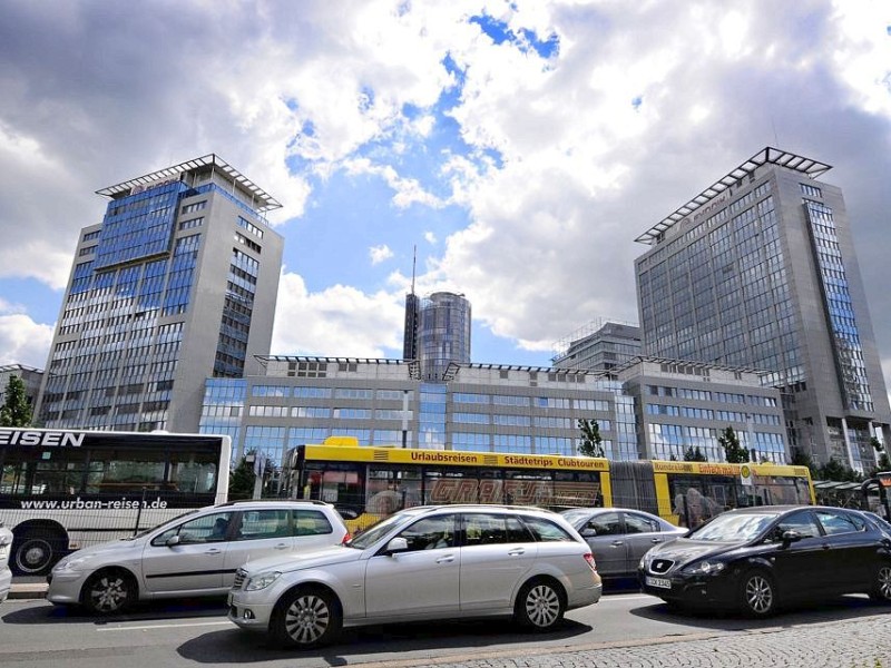 Folgen der A40-Sperrung: In der Essener Innenstadt staut sich der Verkehr.Foto: Kerstin Kokoska/WAZ  FotoPoolEssen