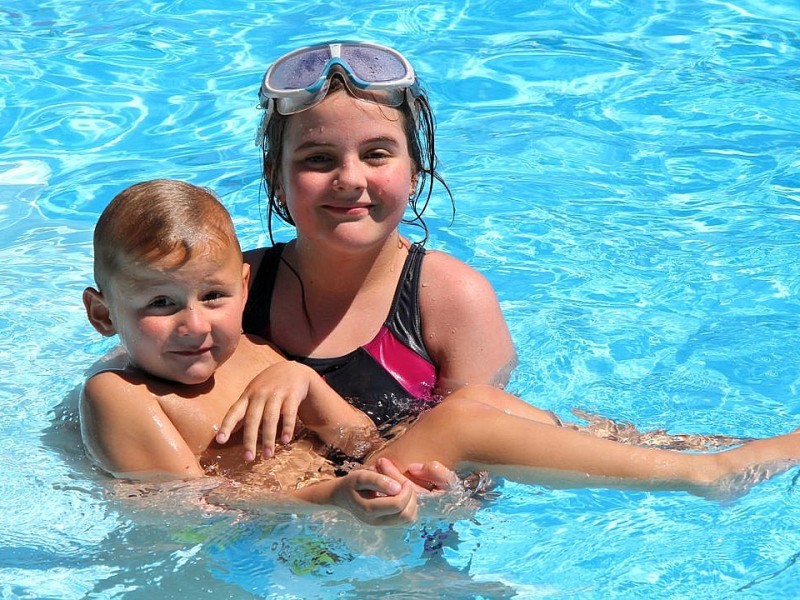 In den Sommerferien genießen die Badegäste des Hattinger Freibad Welper die Sonnenstrahlen und vor allem die Abkühlung.