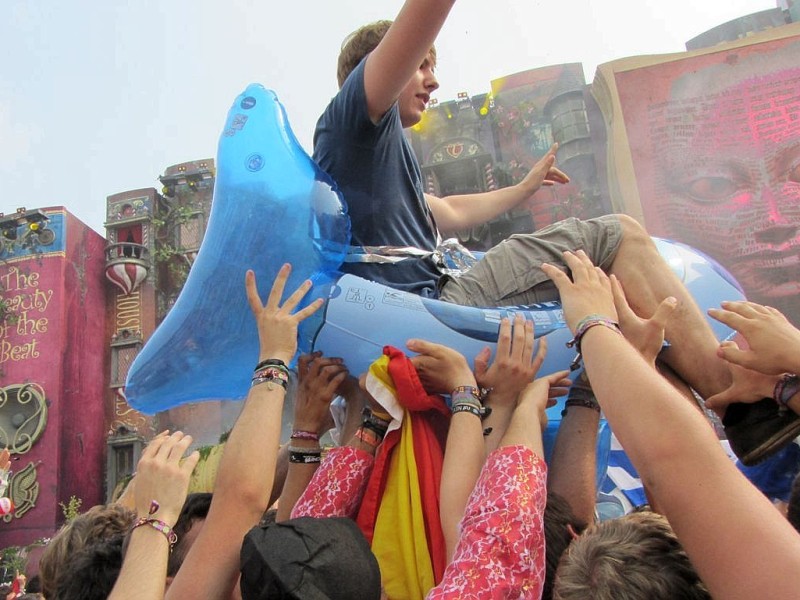 Beim dreitägigen Tomorrowland-Festival 2012 in Belgien feierten 180.000 Besucher aus 75 Ländern zur elektronischen Musik von 300 DJs und ließen sich von der mystischen Atmosphäre eines Märchenlandes verzaubern.