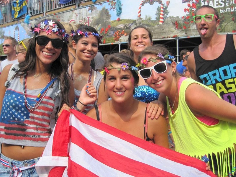 Beim dreitägigen Tomorrowland-Festival 2012 in Belgien feierten 180.000 Besucher aus 75 Ländern zur elektronischen Musik von 300 DJs und ließen sich von der mystischen Atmosphäre eines Märchenlandes verzaubern.