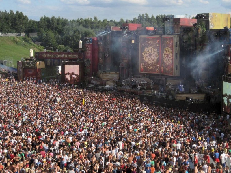 Beim dreitägigen Tomorrowland-Festival 2012 in Belgien feierten 180.000 Besucher aus 75 Ländern zur elektronischen Musik von 300 DJs und ließen sich von der mystischen Atmosphäre eines Märchenlandes verzaubern.