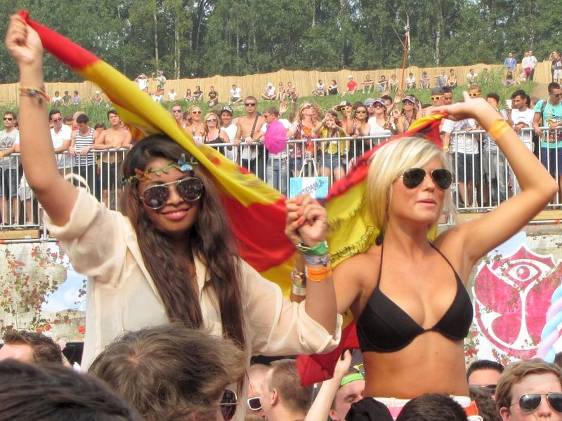 Beim dreitägigen Tomorrowland-Festival 2012 in Belgien feierten 180.000 Besucher aus 75 Ländern zur elektronischen Musik von 300 DJs und ließen sich von der mystischen Atmosphäre eines Märchenlandes verzaubern.