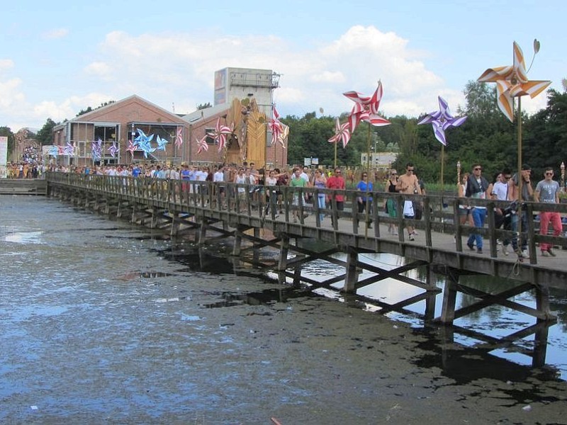 Beim dreitägigen Tomorrowland-Festival 2012 in Belgien feierten 180.000 Besucher aus 75 Ländern zur elektronischen Musik von 300 DJs und ließen sich von der mystischen Atmosphäre eines Märchenlandes verzaubern.