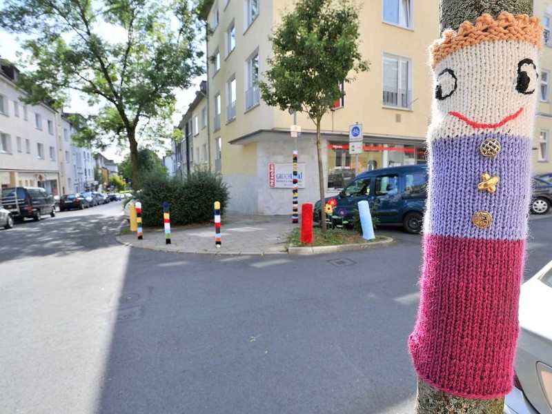 Bestrickte Begrenzungspoller, bunte Baumkleider und ein neuer Strickgarten machen die Emmastraße, Ecke Reginenstraße in Rüttenscheid ein bisschen farbenfroher. Foto: Sebastian Konopka