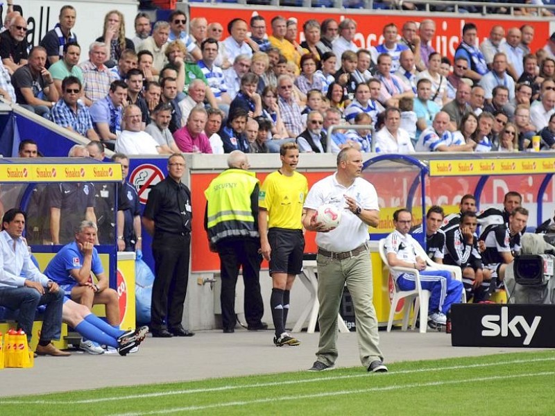 2. Fussball Bundesliga, MSV Duisburg : VfR Aalen in der Schauinsland-Reisen-Arena in Duisburg-Wedau, am Sonntag den 05.08.2012.MSV Trainer Oliver Reck an der Seitenlinie.Foto: Lars Fröhlich / WAZ FotoPool