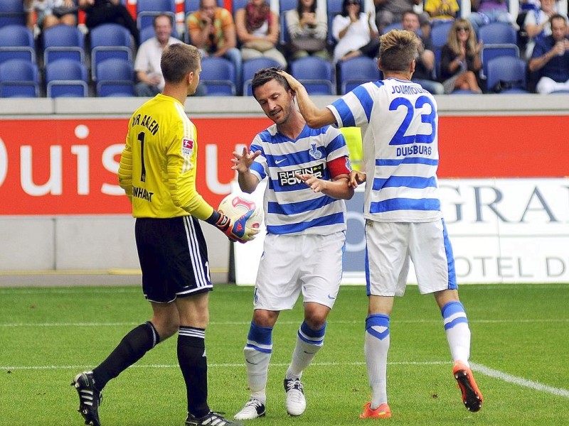 2. Fussball Bundesliga, MSV Duisburg : VfR Aalen in der Schauinsland-Reisen-Arena in Duisburg-Wedau, am Sonntag den 05.08.2012.Branimir Bajic (m) erzielte das 1:0 fuer den MSV. Neuzugang Ranisav Jovanovic gratuliert. Links Aalen Towart Daniel Bernhardt.Foto: Lars Fröhlich / WAZ FotoPool