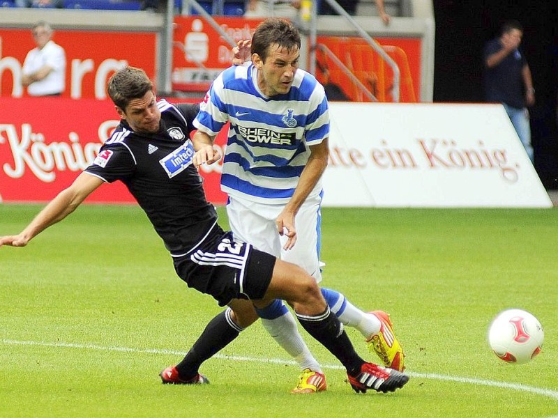 2. Fussball Bundesliga, MSV Duisburg : VfR Aalen in der Schauinsland-Reisen-Arena in Duisburg-Wedau, am Sonntag den 05.08.2012.Zweikampf zwischen Andreas Hofmann und Goran Sukalo.Foto: Lars Fröhlich / WAZ FotoPool