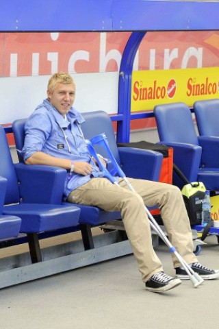 2. Fussball Bundesliga, MSV Duisburg : VfR Aalen in der Schauinsland-Reisen-Arena in Duisburg-Wedau, am Sonntag den 05.08.2012.Der verletzte Julian Koch auf der Bank.Foto: Lars Fröhlich / WAZ FotoPool