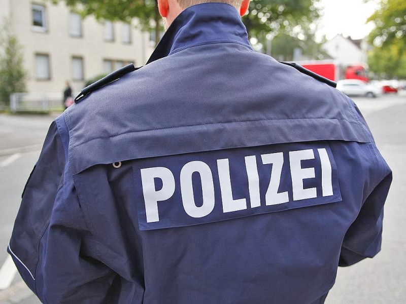 An mehreren Stellen der Uniform steht das Wort „Polizei“. Am größten ist es auf dem Rücken, wo es in reflektierender Schrift steht. Der Schriftzug zu ist per Klettverschluss an der Jacke befestigt. Wenn sich die Beamten etwa im Dunkeln nicht durch ihre Reflexionen entdeckt werden möchten, können sie die Reflektorschrift in einer Tasche verstecken.