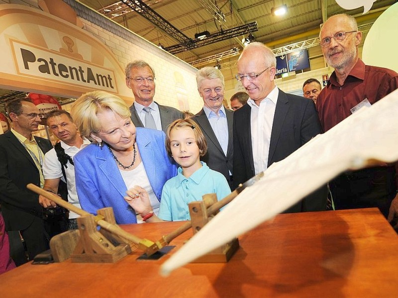 Hannelore Kraft (Ministerpräsidentin NRW / links), Reinhard Paß (OB Essen / 2.v.r), Heinrich Hiesinger (Vorstandvorsitzender Thyssen-Krupp AG / Mitte), sowie der ehemalige VV der Thyssen-Krupp AG, Gerhard Cromme (hinter H. Kraft) schauten sich auf einem Rundgang die verschiedensten Stände mit vielseitiger, innovativer Technik an.  Foto: Matthias Graben / WAZ FotoPool