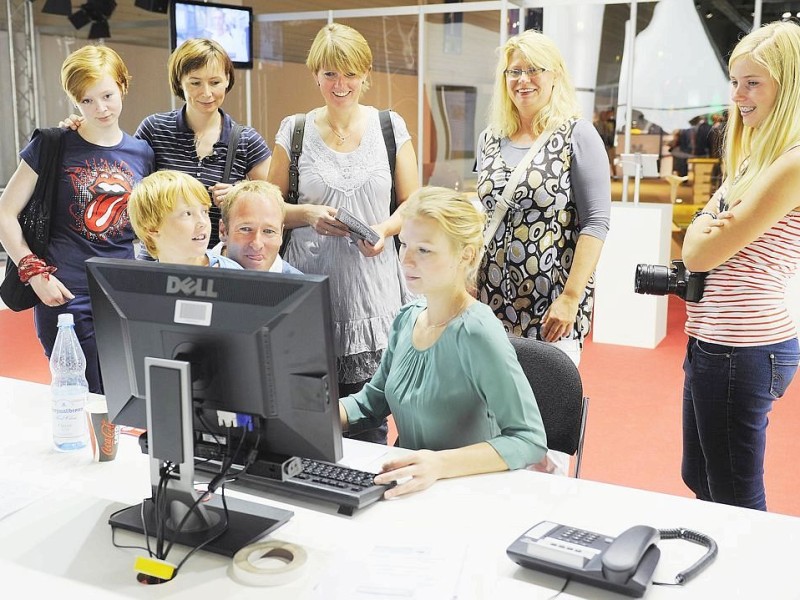 Am produktionsfreien Samstag standen Interessierten Besuchern zahlreiche Redakteure und Mitarbeiter für Fragen zur Verfügung .Foto: Matthias Graben / WAZ FotoPool