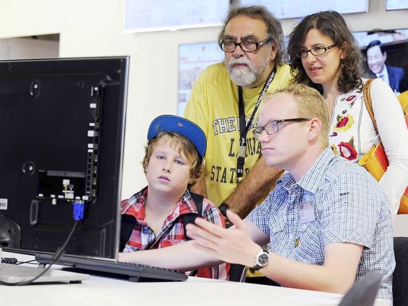 Am produktionsfreien Samstag standen Interessierten Besuchern zahlreiche Redakteure und Mitarbeiter für Fragen zur Verfügung .Foto: Matthias Graben / WAZ FotoPool