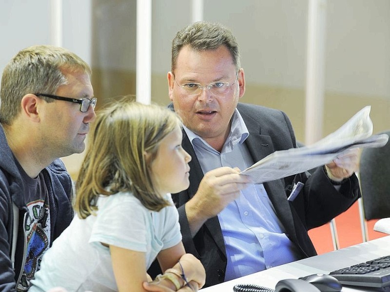 Am produktionsfreien Samstag standen Interessierten Besuchern zahlreiche Redakteure und Mitarbeiter für Fragen zur Verfügung .Foto: Matthias Graben / WAZ FotoPool