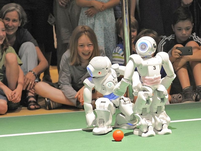 Die Fußball-Roboter des Instituts für Roboterforschung gehen auf dem Gelände des Ideenparks regelmäßig auf die Jagd nach Toren.