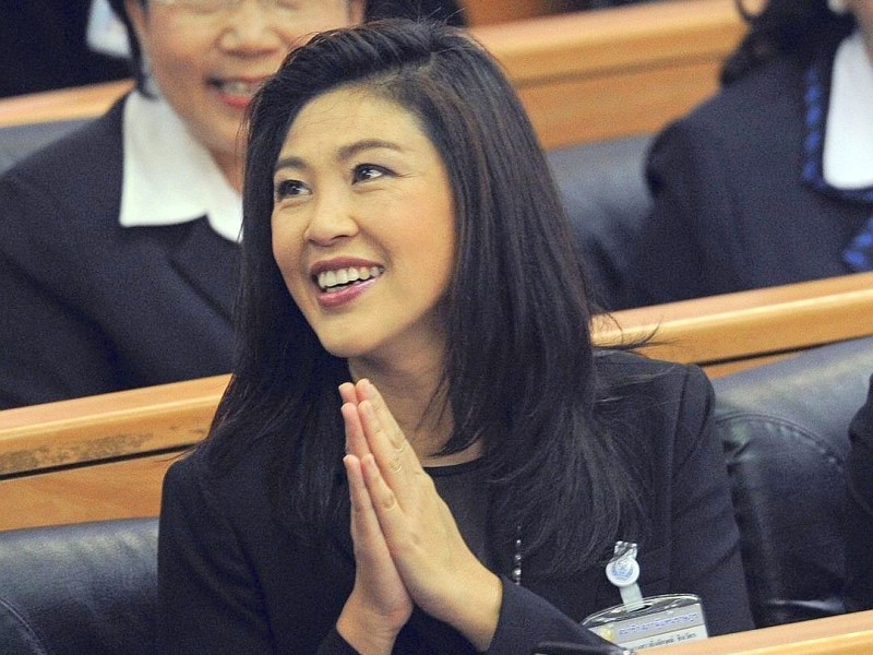 Platz 30:Yingluck Shinawatra wendet sich mit traditionellem Gruß an die Parlamentsmitglieder - ihre Kollegen. Sie ist Premierministerin von Thailand.