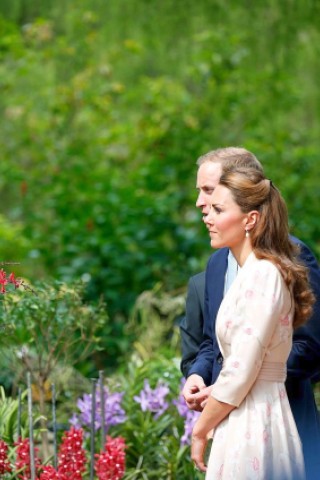 Drei Tage verbringen William und Kate in Singapur. Sie besuchen den Stadtstaat als Teil ihrer neuntägigen Reise durch den Fernen Osten und den südpazifischen Raum. Anlass ist das diamantene Thronjubiläum von Queen Elizabeth II. Hier ist das Prinzenpaar im Botanischen Garten.