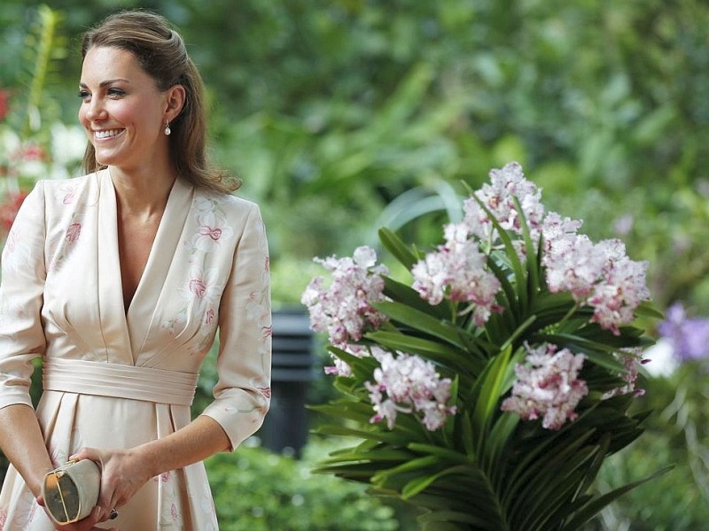 Drei Tage verbringen William und Kate in Singapur. Sie besuchen den Stadtstaat als Teil ihrer neuntägigen Reise durch den Fernen Osten und den südpazifischen Raum. Anlass ist das diamantene Thronjubiläum von Queen Elizabeth II. Hier ist das Prinzenpaar im Botanischen Garten.