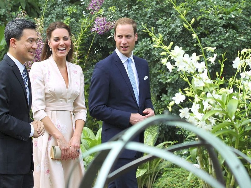 Drei Tage verbringen William und Kate in Singapur. Sie besuchen den Stadtstaat als Teil ihrer neuntägigen Reise durch den Fernen Osten und den südpazifischen Raum. Anlass ist das diamantene Thronjubiläum von Queen Elizabeth II. Hier ist das Prinzenpaar im Botanischen Garten.