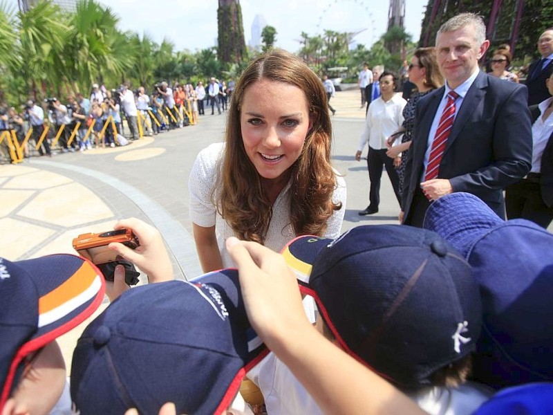 Drei Tage verbringen William und Kate in Singapur. Sie besuchen den Stadtstaat als Teil ihrer neuntägigen Reise durch den Fernen Osten und den südpazifischen Raum. Anlass ist das diamantene Thronjubiläum von Queen Elizabeth II. Begeisterte Fans feiern das Prinzenpaar.