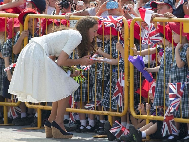 Drei Tage verbringen William und Kate in Singapur. Sie besuchen den Stadtstaat als Teil ihrer neuntägigen Reise durch den Fernen Osten und den südpazifischen Raum. Anlass ist das diamantene Thronjubiläum von Queen Elizabeth II. Begeisterte Fans feiern das Prinzenpaar.