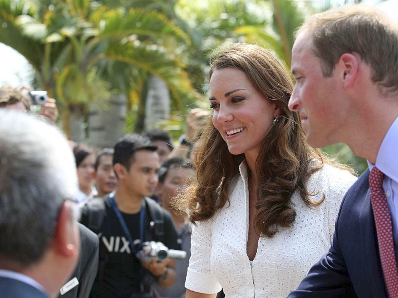 Drei Tage verbringen William und Kate in Singapur. Sie besuchen den Stadtstaat als Teil ihrer neuntägigen Reise durch den Fernen Osten und den südpazifischen Raum. Anlass ist das diamantene Thronjubiläum von Queen Elizabeth II. Hier ist das Prinzenpaar im Botanischen Garten.