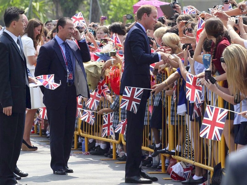 Drei Tage verbringen William und Kate in Singapur. Sie besuchen den Stadtstaat als Teil ihrer neuntägigen Reise durch den Fernen Osten und den südpazifischen Raum. Anlass ist das diamantene Thronjubiläum von Queen Elizabeth II. Begeisterte Fans feiern das Prinzenpaar.